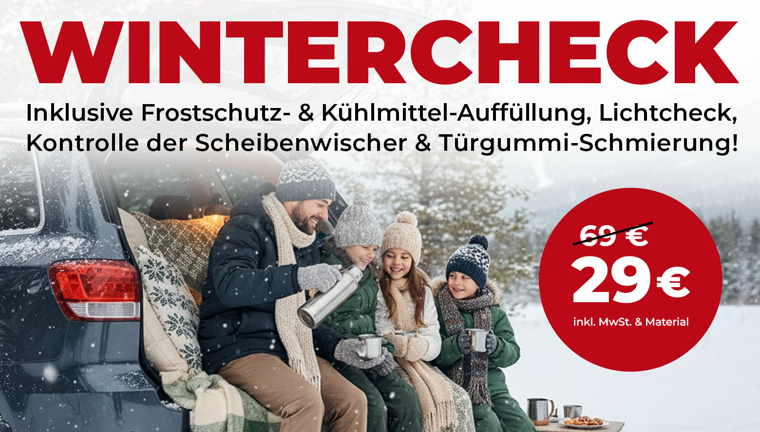 Familie sitzt in einer winterlichen Landschaft gemeinsam im geöffneten Kofferraum und genießen ein Heißgetränk